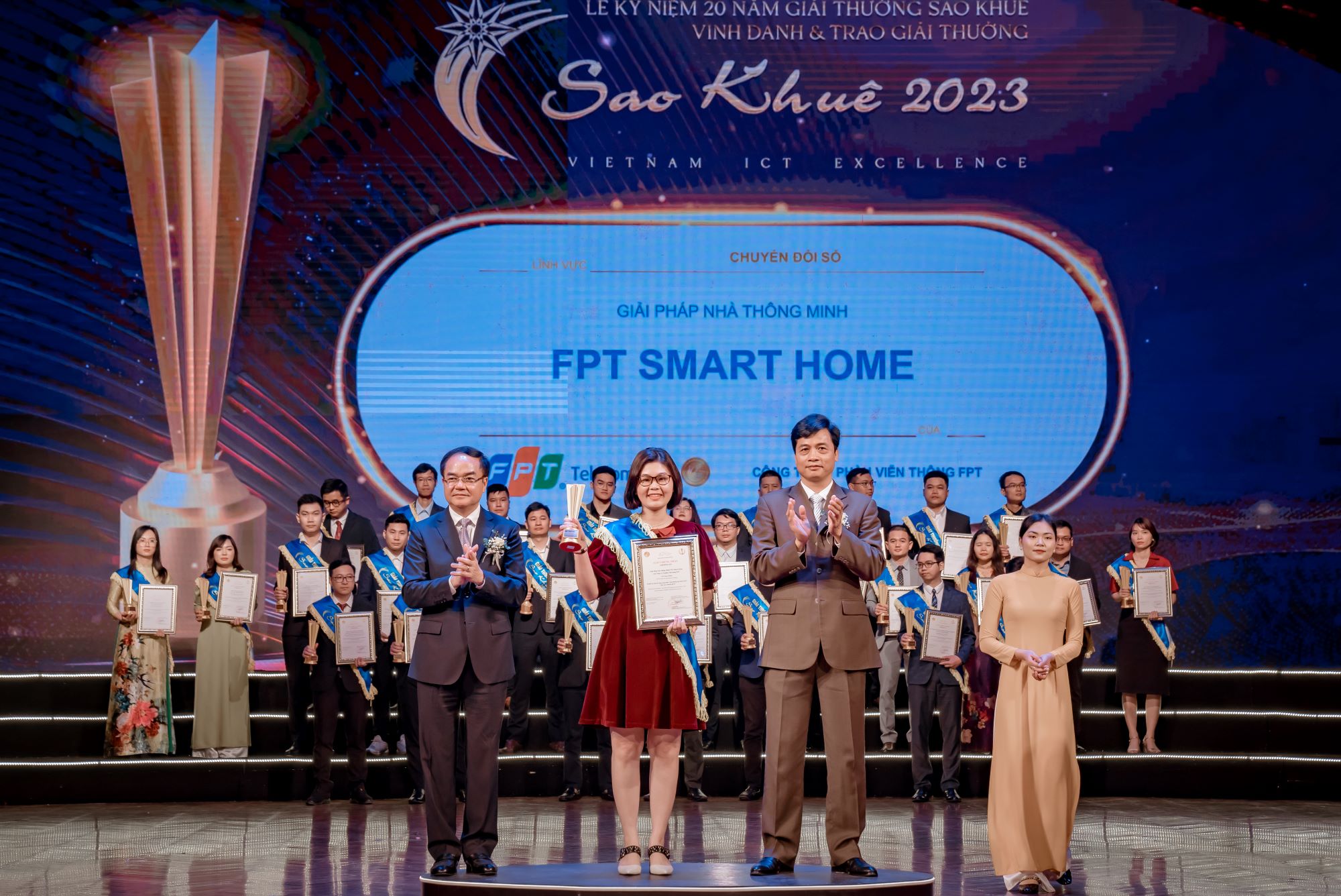 Đại diện FPT Smart Home nhận giải Sao Khuê 2023
